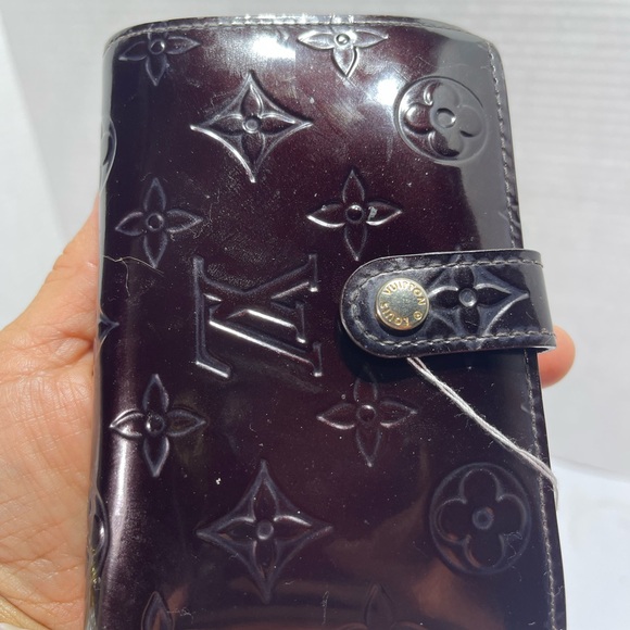 Louis Vuitton Kisslock Wallet in Amarante, preloved. - Picture 12 of 16